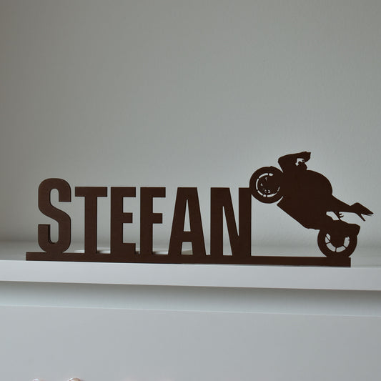 Puidust nimeline silt lapse nimega – seinal või ukse peal