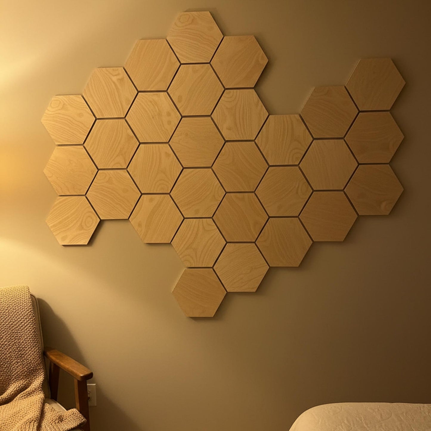 Dekoratiivsed puidust kuusnurksed seinapaneelid – naturaalse saare viimistlusega – keskmise suurusega