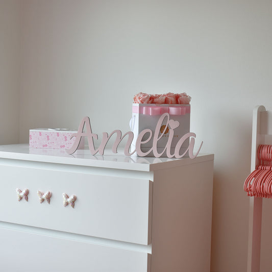 Puidust nimeline silt lapse nimega seinal
Isikupärane lastetoa silt – puidust nimi
Käsitöö puidust nimi seinale või uksele
Personaliseeritav nimesilt beebitoa kaunistuseks
Vineerist silt lapse nimega – minimalistlik disain
Nimeline seinakaunistus lastetuppa
Lapse nimi puidust lõigatuna – kingitus beebile
Kohandatav nimesilt – puidust kiri seinale