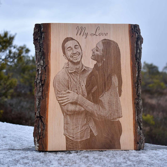 Graveeritud pilt servamata puidul – isikupärane kingitus
Portree foto puidul – käsitsi valmistatud pildialus
Puidust plaadile graveeritud pereliikme portree
Servamata puidule graveeritud koera või lemmiklooma pilt
Foto graveering puidul – pulma- või mälestuskingitus
Puidule graveeritud nägu ilma taustata
Käsitöö portree puidust – vertikaalne pilt ilma taustata
Puidust pilt personaalse graveeringuga