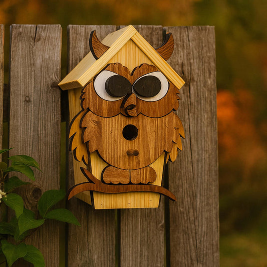 Käsitööna valmistatud puidust öökulli kujuline linnumaja aeda