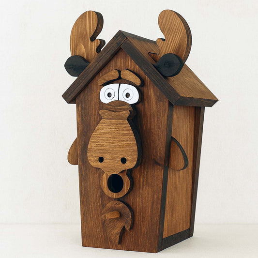 Käsitööna valmistatud puidust põdra kujuline linnumaja aeda