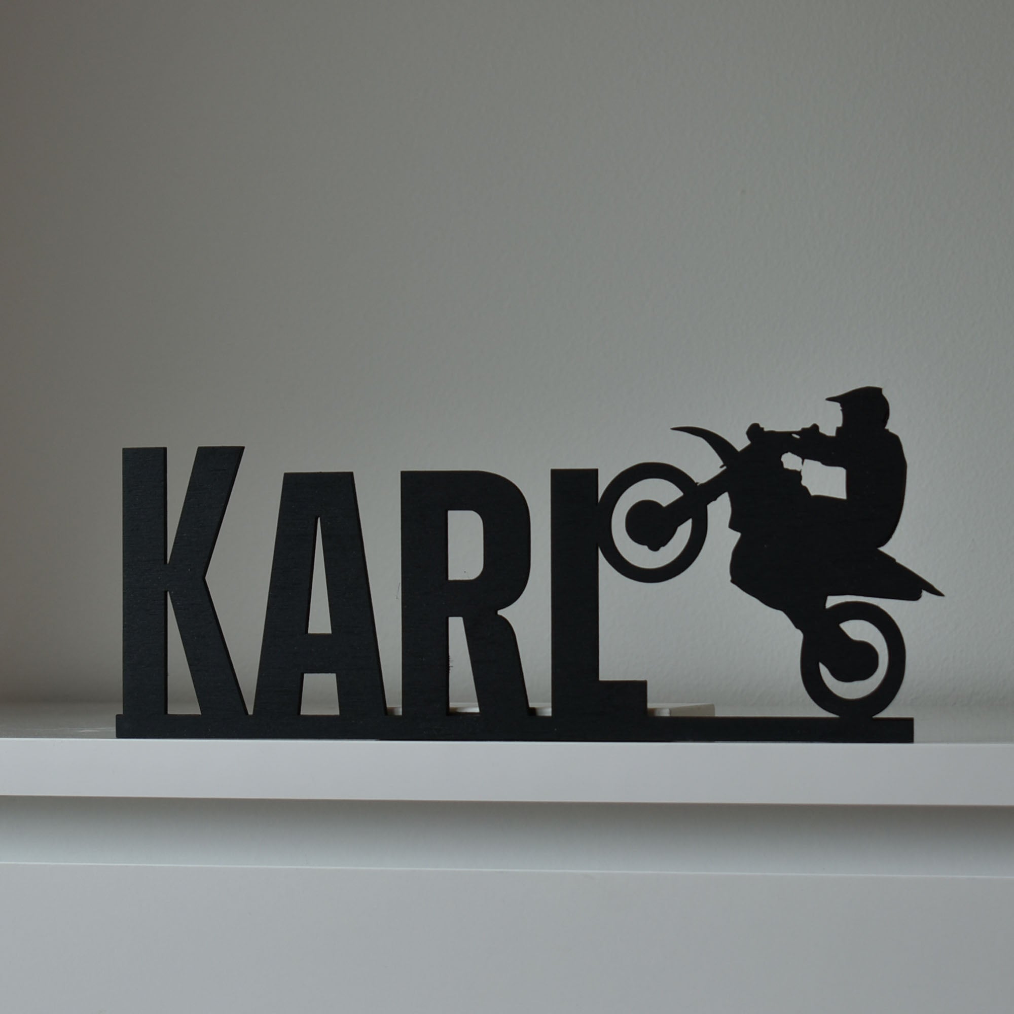 Puidust nimeline silt lapse nimega – seinal või ukse peal