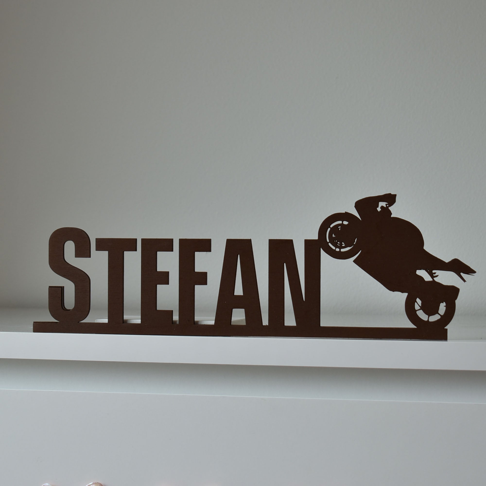 Puidust nimeline silt lapse nimega – seinal või ukse peal