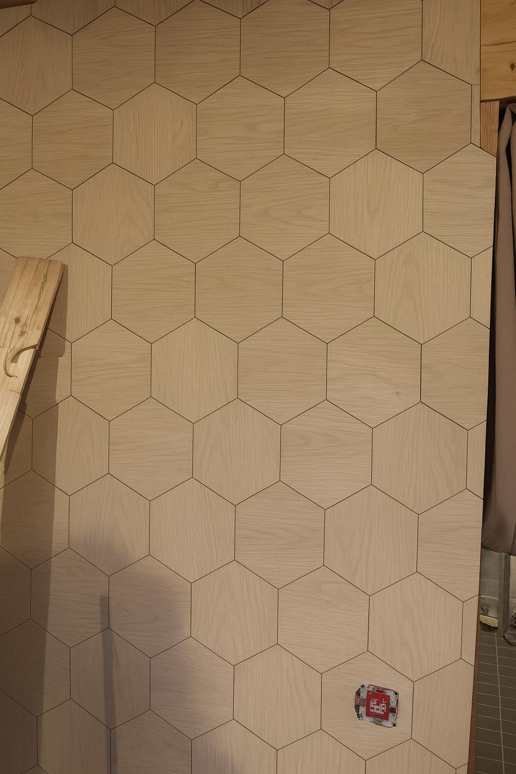 Dekoratiivsed puidust kuusnurksed seinapaneelid – naturaalse tamme viimistlusega – keskmise suurusega