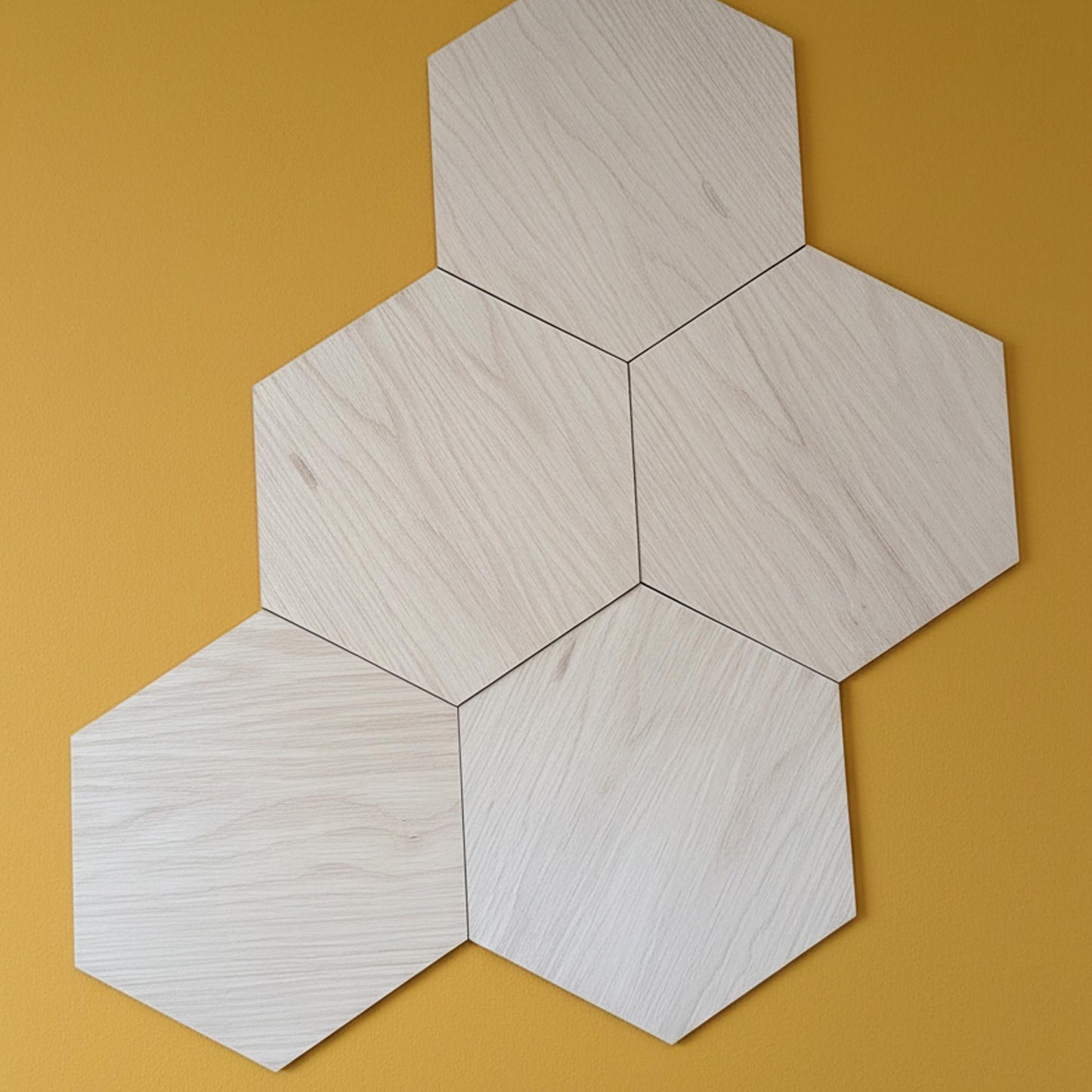 Dekoratiivsed puidust kuusnurksed seinapaneelid – naturaalse tamme viimistlusega – keskmise suurusega