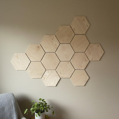 Dekoratiivsed puidust kuusnurksed seinapaneelid – naturaalse saare viimistlusega – keskmise suurusega