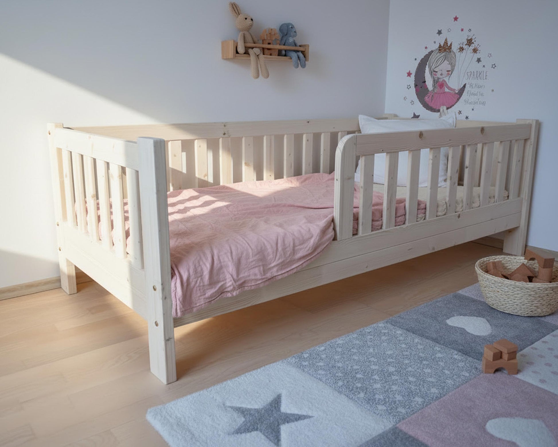 Puidust lastevoodi kõrgendatud raamiga, turvaline magamislahendus väikelastele