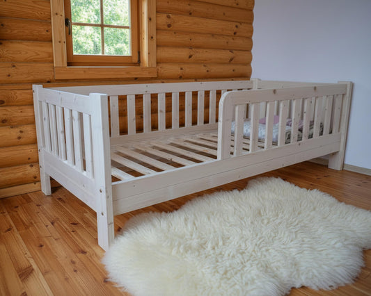 Likke täispuidust lastevoodi turvapiiretega, Skandinaavia disain