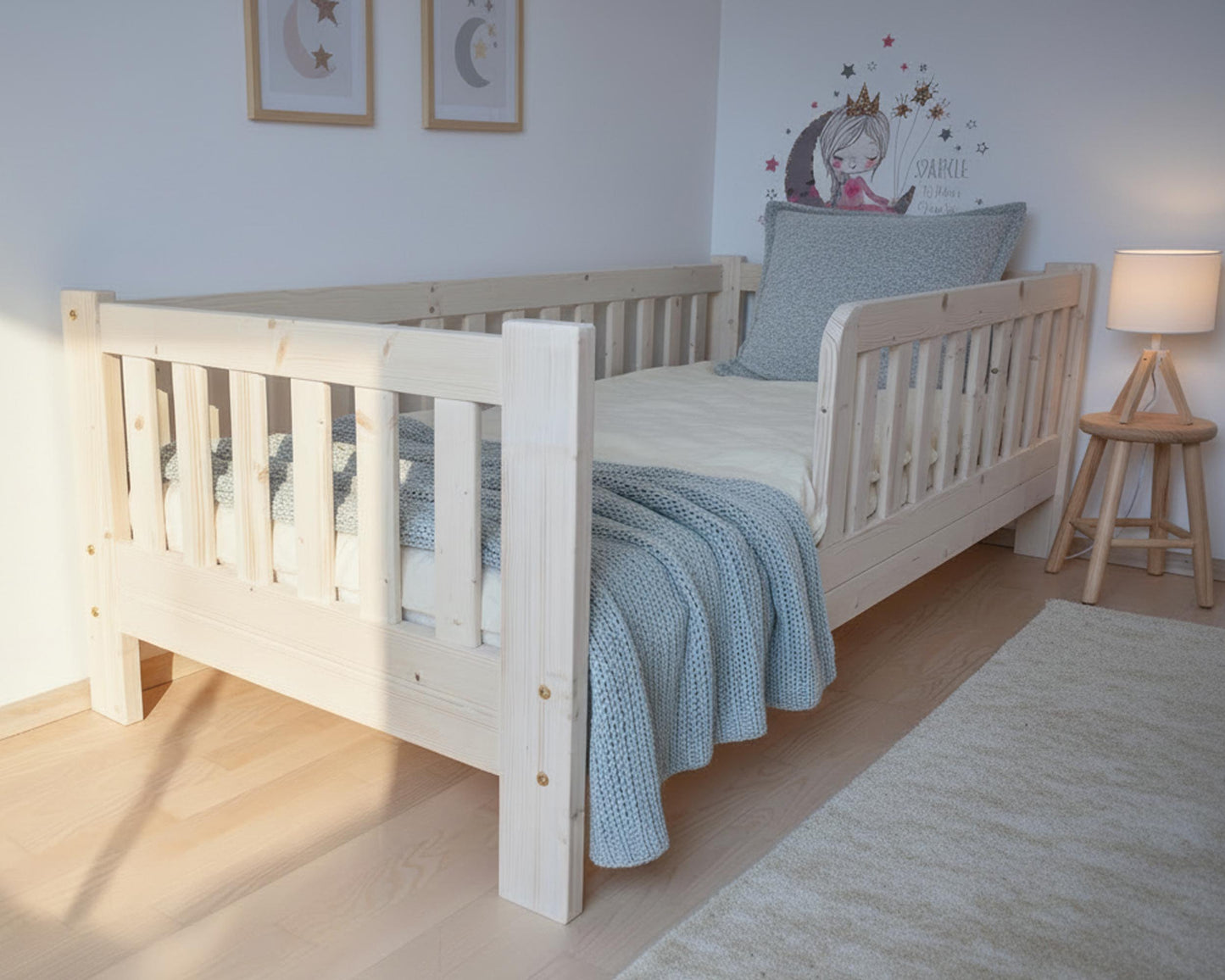 Montessori stiilis lastevoodi täispuidust, avar sissepääs ja turvapiirded