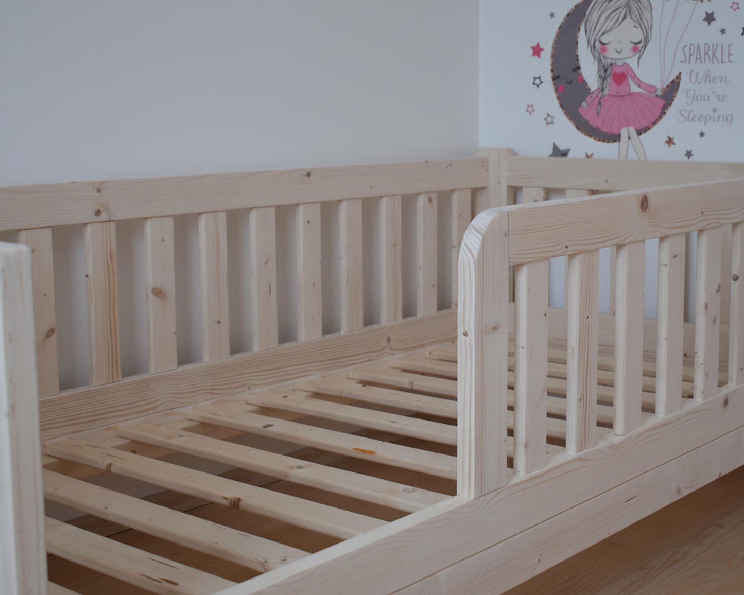 Turvaline puidust lastevoodi kõrgemate külgedega ja õhulise disainiga