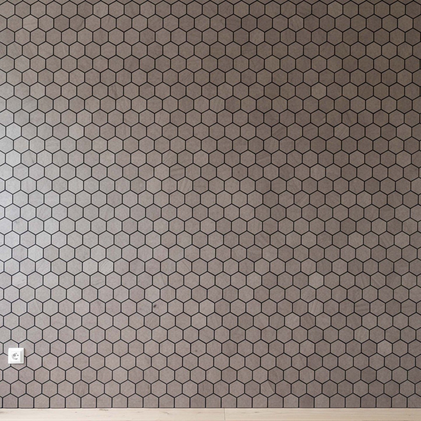 Kerge kuusnurkne puidust paneel, täpselt lõigatud geomeetriline disain