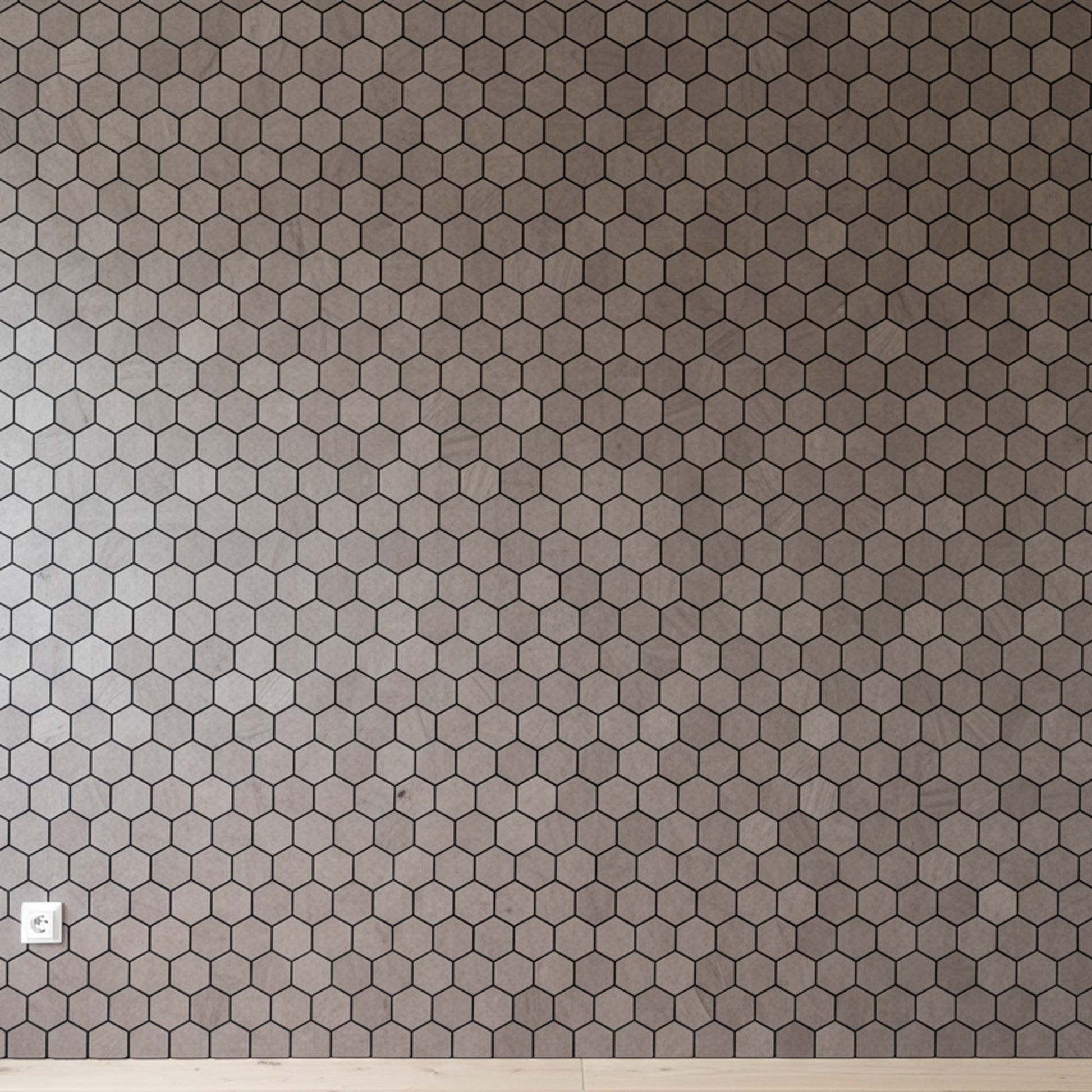 Kerge kuusnurkne puidust paneel, täpselt lõigatud geomeetriline disain