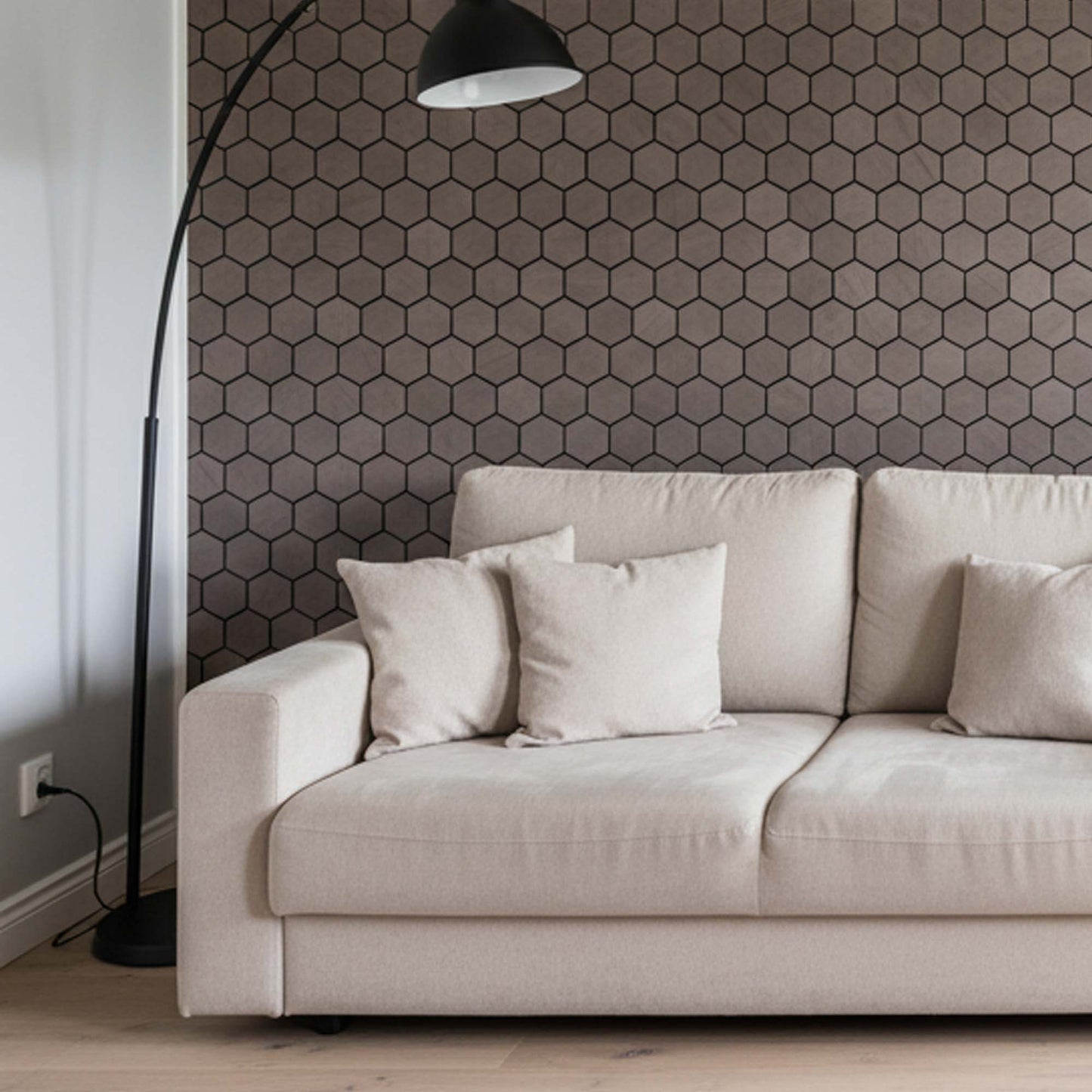 Seinadetail pähkli kuusnurksete paneelidega, soojad naturaaltoonid