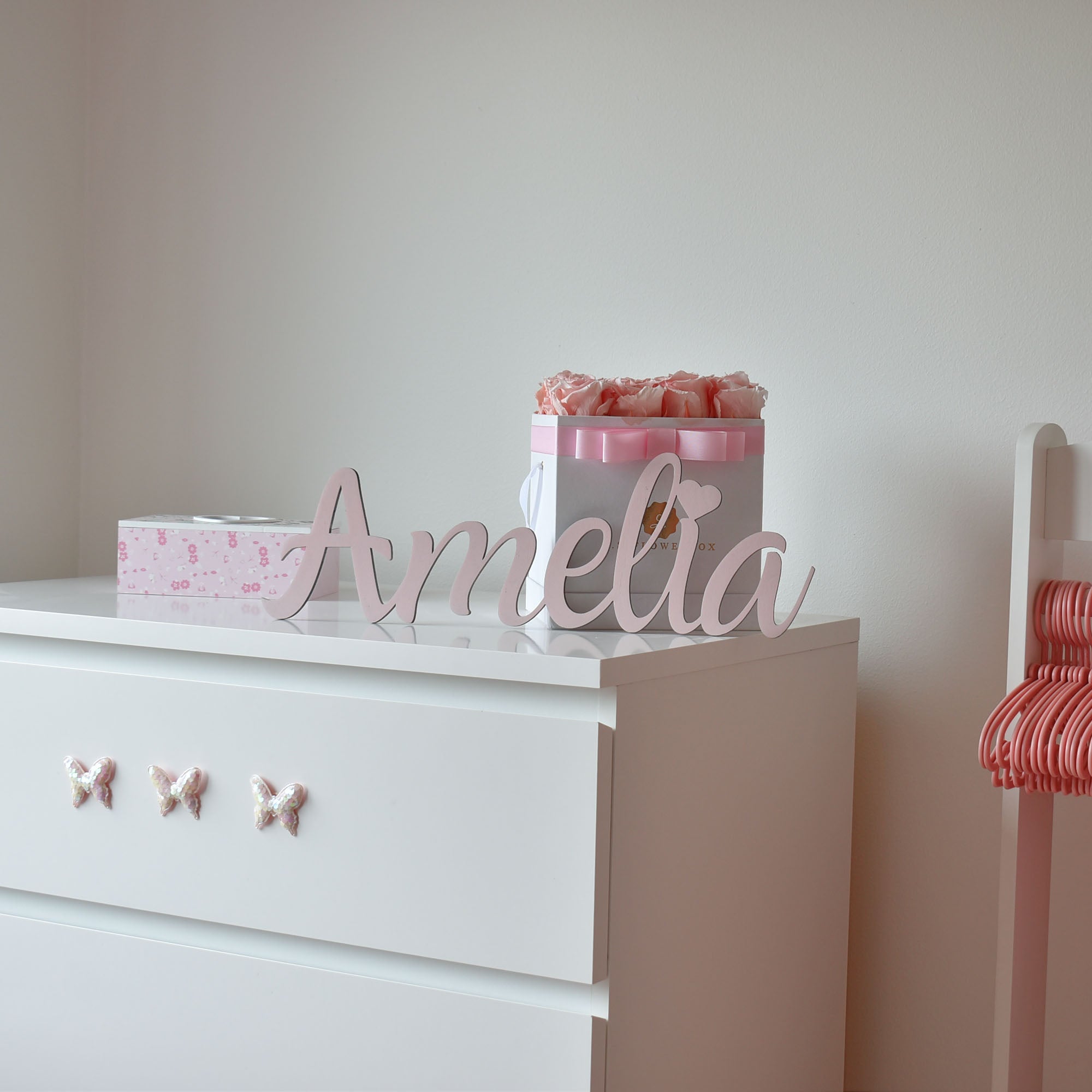 Puidust nimeline silt lapse nimega seinal

Isikupärane lastetoa silt – puidust nimi

Käsitöö puidust nimi seinale või uksele

Personaliseeritav nimesilt beebitoa kaunistuseks

Vineerist silt lapse nimega – minimalistlik disain

Nimeline seinakaunistus lastetuppa

Lapse nimi puidust lõigatuna – kingitus beebile

Kohandatav nimesilt – puidust kiri seinale