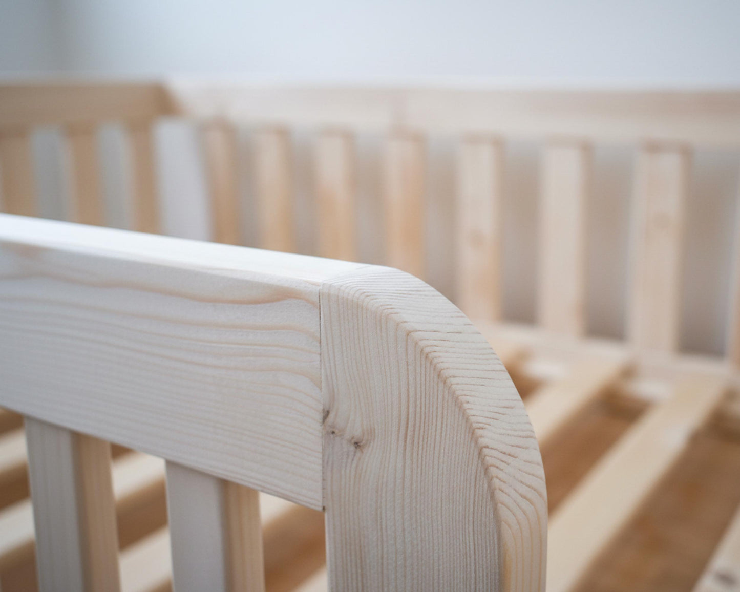 Laste madal põrandavoodi turvapiiretega "Ro"