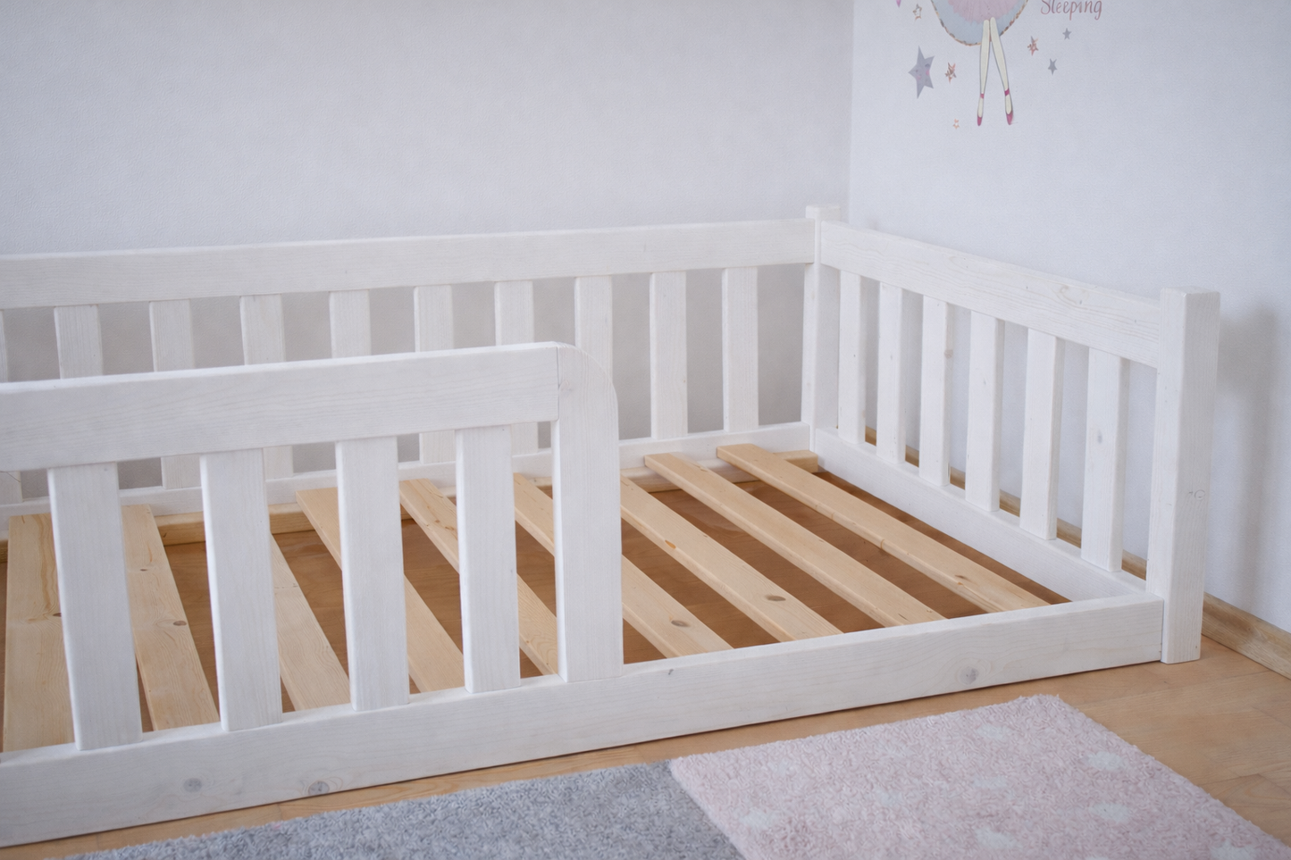 Valge puidust montessori stiilis põrandavoodi