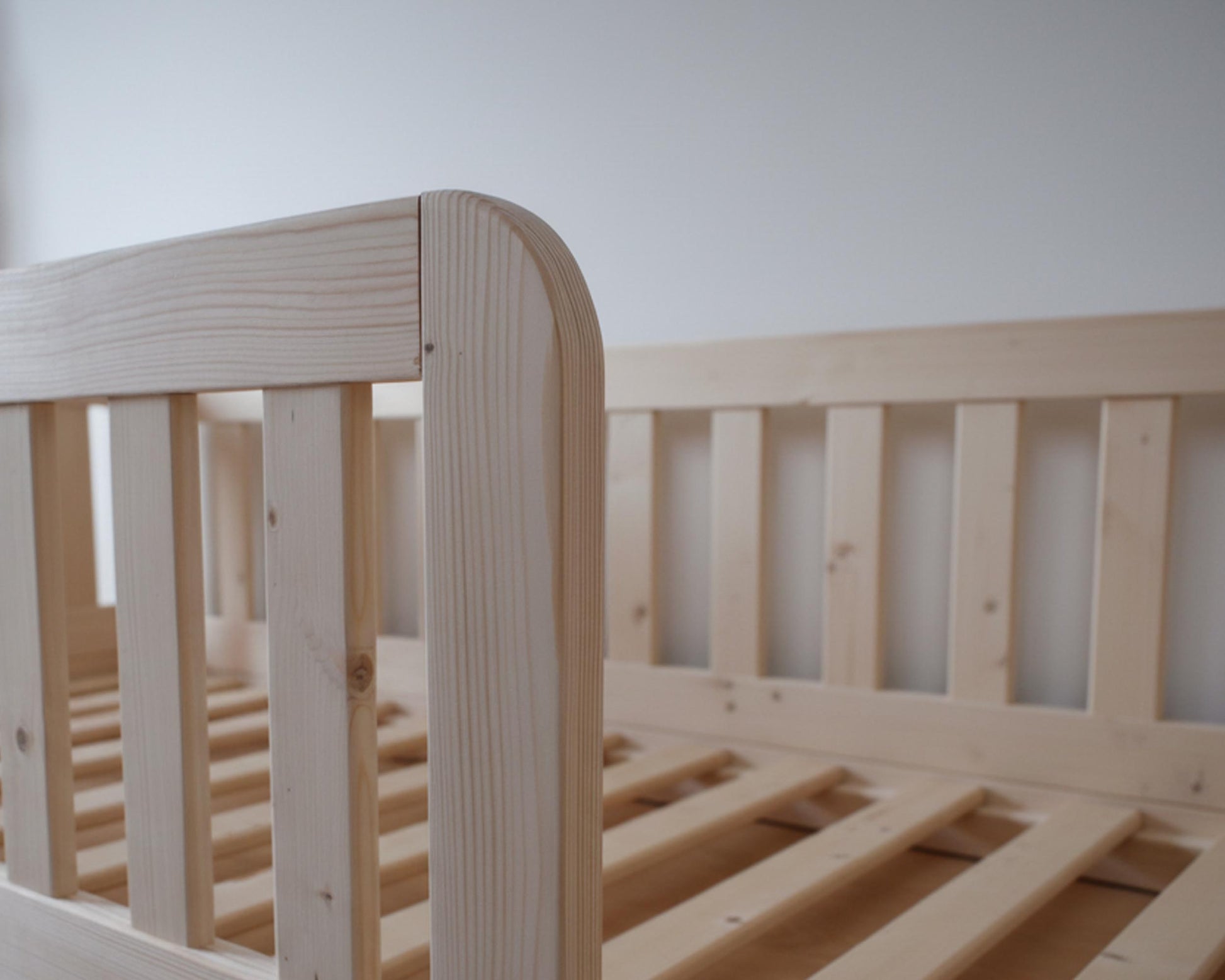 Minimalistlik lastevoodi naturaalses või valges viimistluses