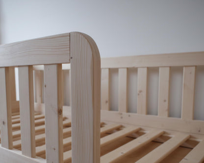 Minimalistlik lastevoodi naturaalses või valges viimistluses