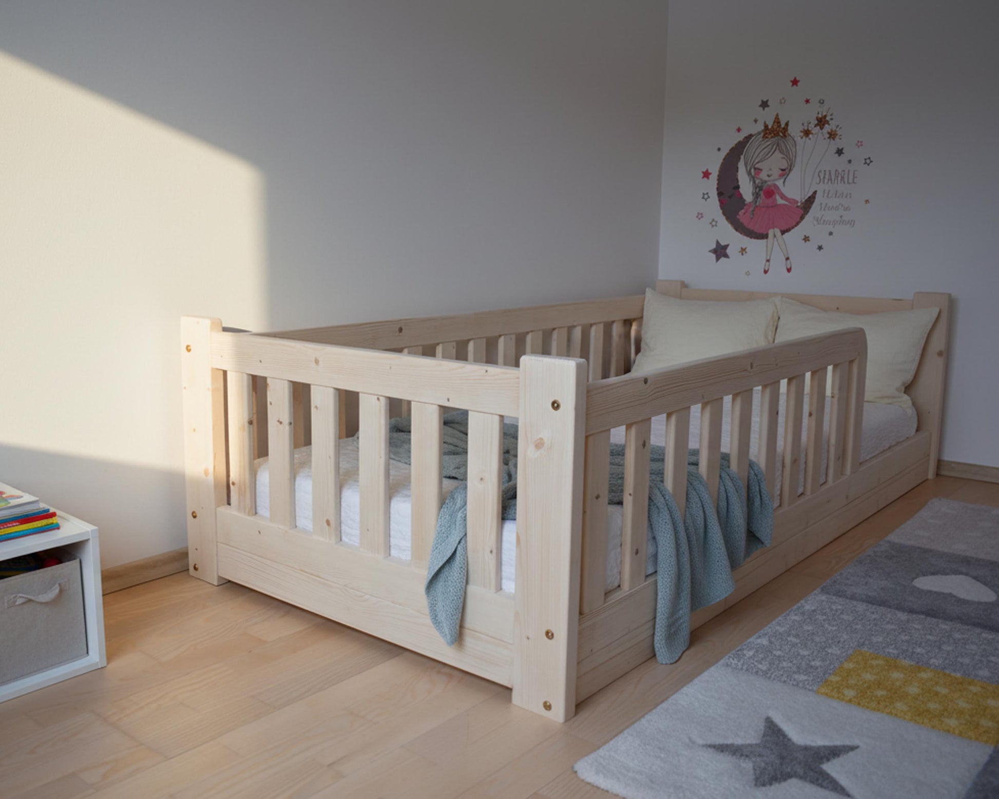 Turvaline ja tugev puidust voodi väikelastele, valge õlivahaga viimistlusega